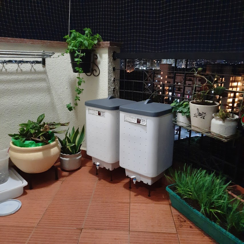 Rich results on Google's SERP when seraching for 'Compost speed-up'. EVA home composter